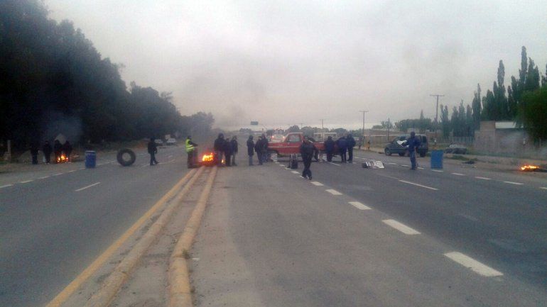 Municipales de Centenario realizan un corte sobre Ruta 7 a la altura del Picadero.