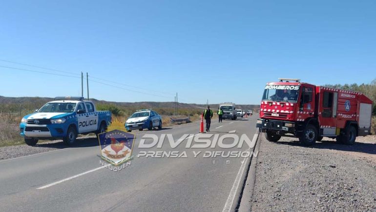 El conductor de la camioneta fue auxiliado por personal médico.