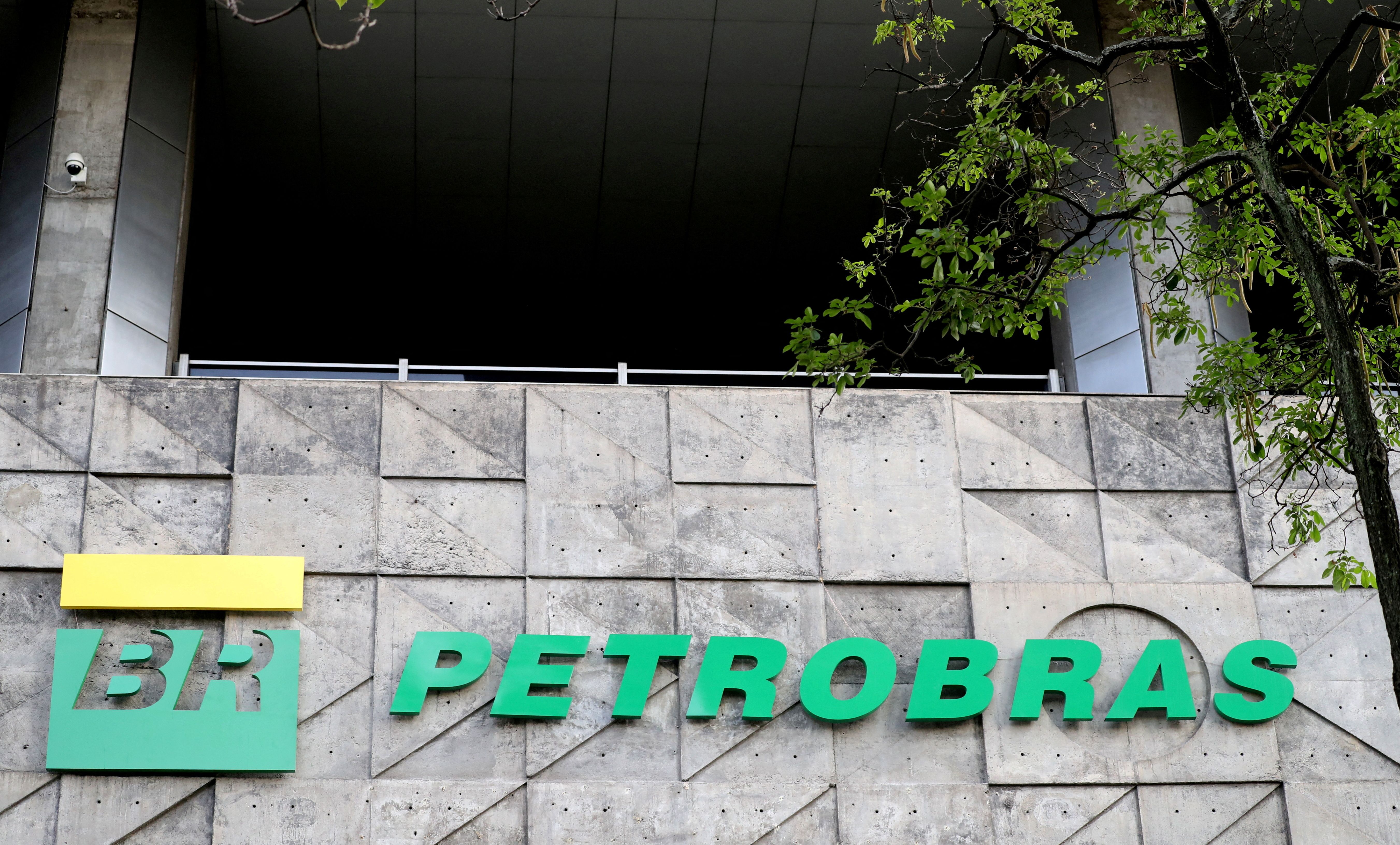 FOTO ARCHIVO: Un logotipo de la petrolera estatal brasileña Petrobras se ve en su sede en Río de Janeiro, Brasil 16 de octubre de 2019. REUTERS/Sergio Moraes