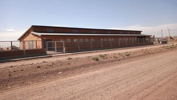 Se inaugura una escuela con un diseño único en la capital de Vaca Muerta
