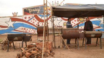 en el circo varado venden pollos para hacerle frente a la pandemia en el circo varado venden pollos para hacerle frente a la pandemia