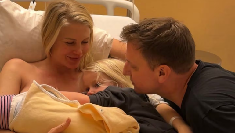 Maxi López y Daniela Christiansson recibieron al pequeño Lando