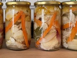 Esta enfermedad está asociada con alimentos procesados de forma inadecuada, especialmente conservas, enlatados y productos fermentados. Esta enfermedad está asociada con alimentos procesados de forma inadecuada, especialmente conservas, enlatados y productos fermentados.