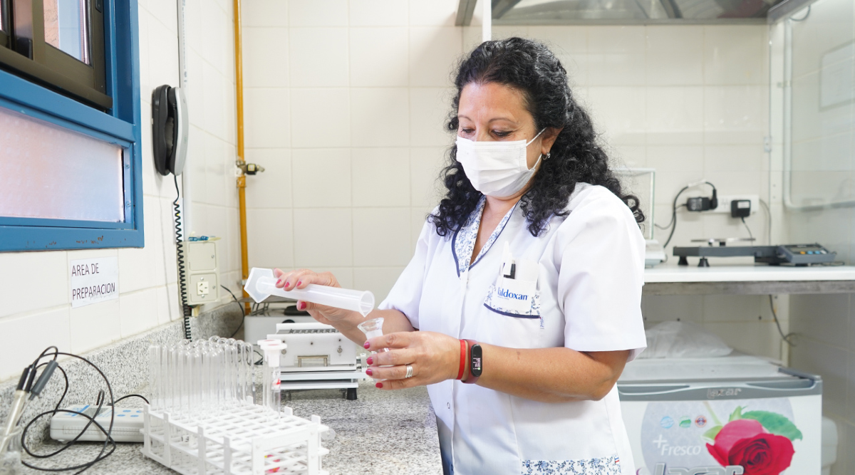 Una profesional, en plena tarea en el laboratorio de Junín de los Andes.