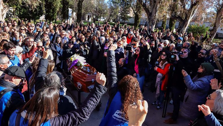Más de 300 personas despidieron en ronda a Lolín Rigoni, la última de las Madres de Plaza de Mayo de Neuquén