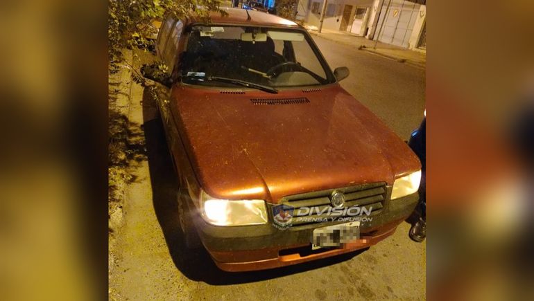 Lo descubrieron mientras intentaba desarmar un auto en plena calle