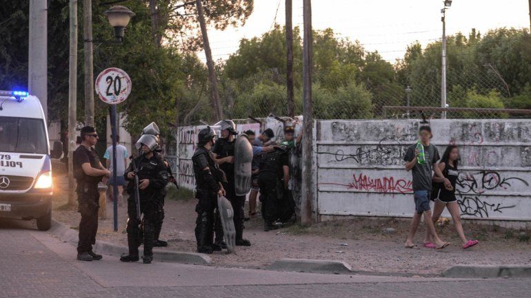 Dos apuñalados en una batalla en el Paseo de la Costa