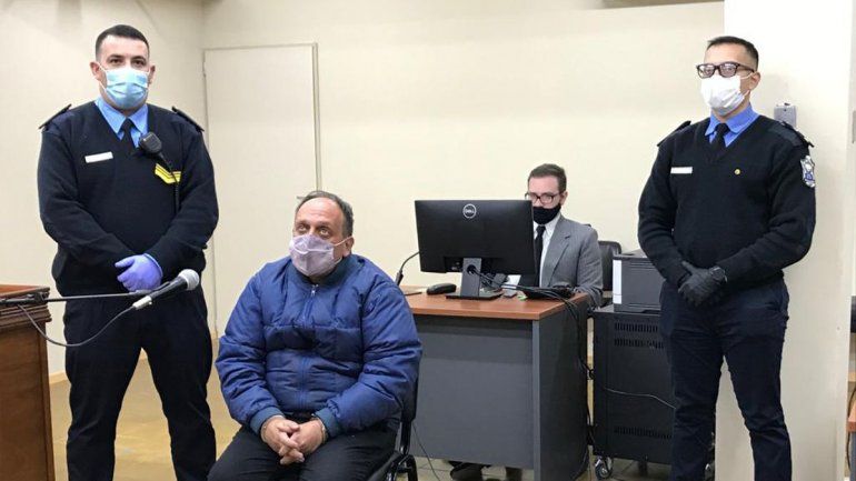 Acusan a funcionario de traficar pornografía infantil