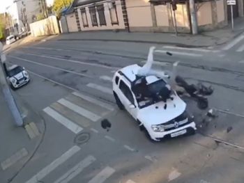 Los motociclistas salieron despedidos tras el violento impacto con la camioneta en Krasnodar, Rusia.