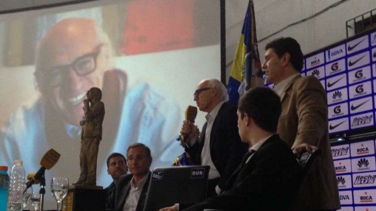 Bianchi se emocionó con la estatua que Boca inauguró en la Bombonera