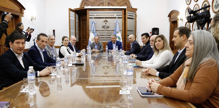 Reunión de equipos de la transición. Omar Gutiérrez quiere dejarle un Presupuesto Reunión de equipos de la transición. Omar Gutiérrez quiere dejarle un Presupuesto