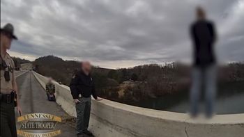 Antes de que los policías llegaran al lugar, un predicador se detuvo en el carril de emergencia y se arrodilló a orar. Antes de que los policías llegaran al lugar, un predicador se detuvo en el carril de emergencia y se arrodilló a orar.