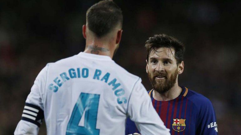 ¿Messi apretó al árbitro durante el entretiempo del clásico español?