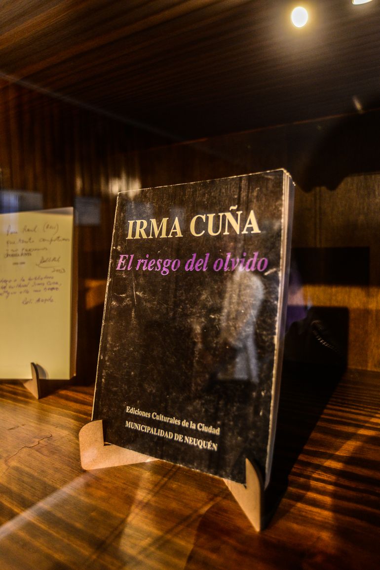 En el Espacio Cultural del barrio Rincón de Emilio se exhiben libros, documentos y otros materiales de la escritora.