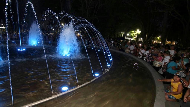 Insólito video: la fuente de la nueva plaza de Centenario se convirtió en pileta