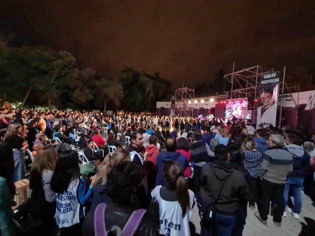 Masivo cierre de la Carpa de la Memoria por Carlos Fuentealba