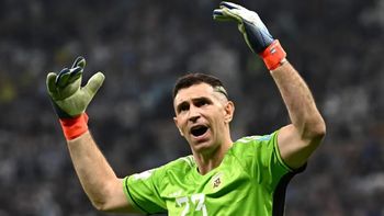 El Dibu Martínez subasta sus guantes. El Dibu Martínez subasta sus guantes.