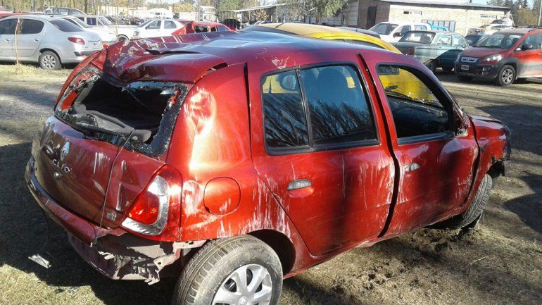 El Renault Clio quedó destruido luego de que el menor volcara y chocara contra el portón de una casa.
