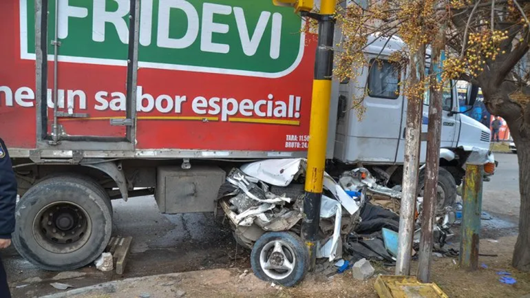 El camión sin frenos aplastó el Fiat Uno donde viajaba una familia / Foto Archivo LMNM