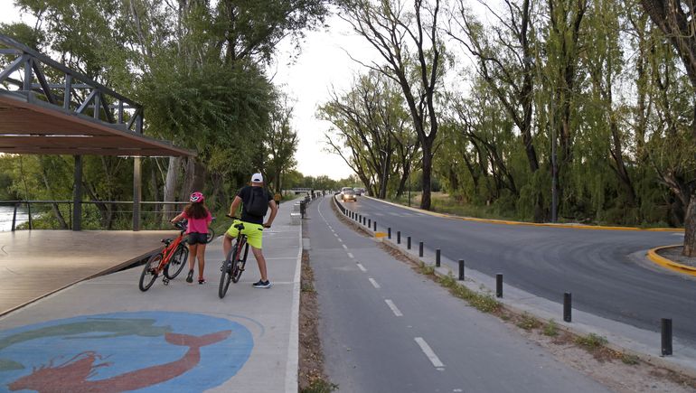 La ciudad le muestra su cara al río. Primero fue el Limay y después un desconocido río Neuquén.
