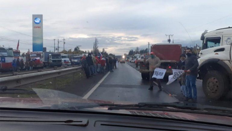 Camioneros bloquean rutas para protestar contra los ataques incendiarios