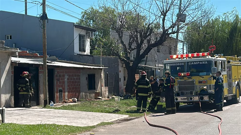 Bomberos intervinieron en el voraz incendio que causó la muerte de cuatro nenes