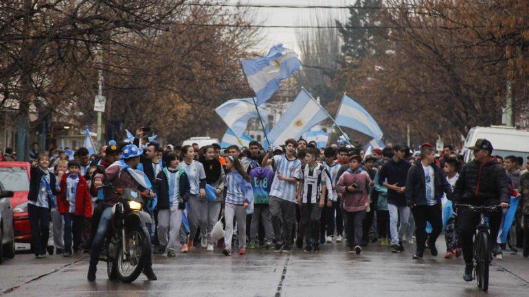 En Cipolletti también se festejó el triunfo de la Selección en las calles