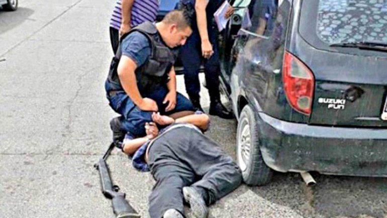 El hombre fue detenido. Llevaba a la mujer atada en el auto.