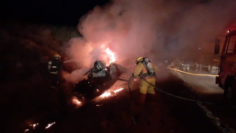 Camión volcó a la vera de la ruta 23 y provocó un impresionante incendio