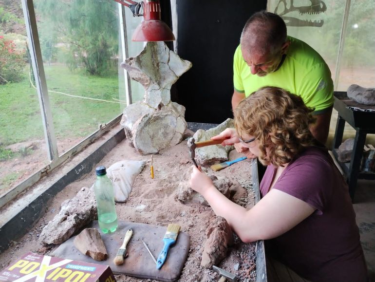 Carmel McCarthy junto al director de Proyecto Dino, Jorge Calvo.