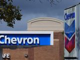 FOTO DE ARCHIVO. Se ve un letrero de una gasolinera Chevron en Austin, Texas, EEUU, 23 de octubre de 2023.   REUTERS/Brian Snyder