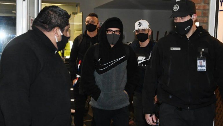 Juanfer ya está en el país y este viernes llega Robert Rojas