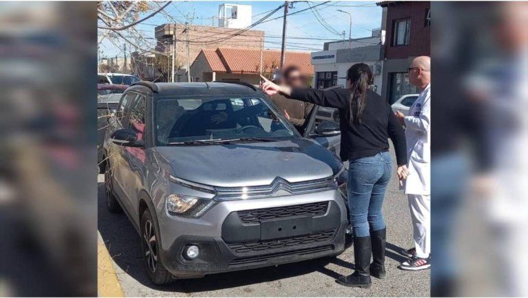 El conductor dejó mal estacionado su vehículo en la reserva de las ambulancias y se fue. 