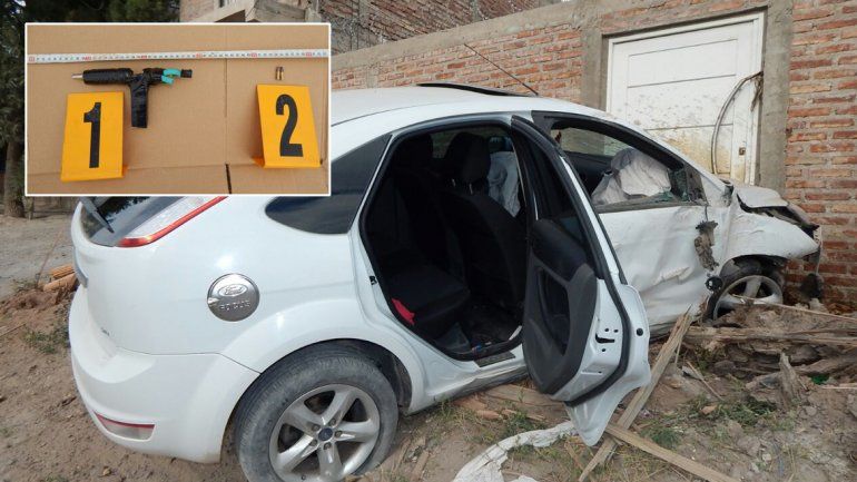 Escaparon de un control policial, chocaron contra una casa y los detuvieron con un arma