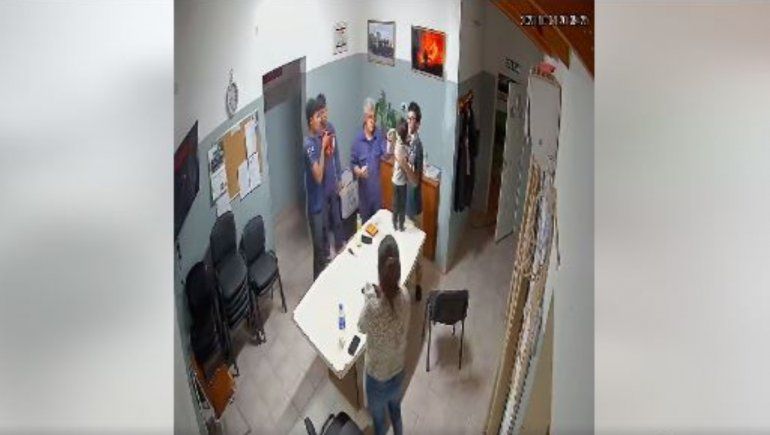 Bomberos voluntarios asistieron al pequeño.