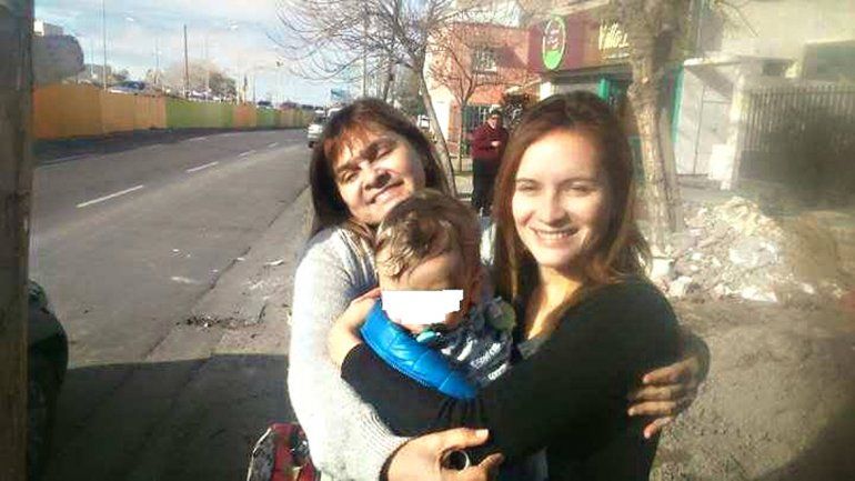 Melisa ya tiene a Salvador en sus brazos y lo disfruta con su madre.