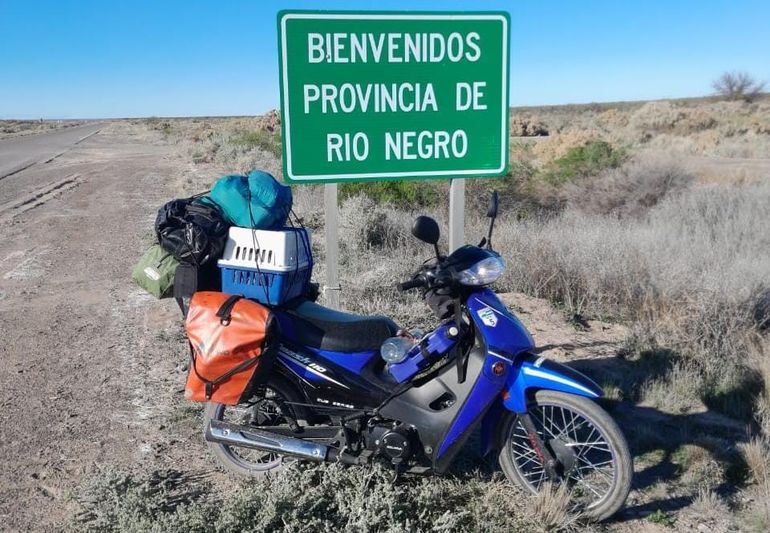 Pisó Río Negro con su 110, posteó en Chelforó y se hizo viral