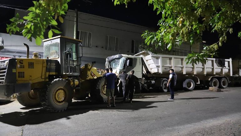 Anoche personal de Limpieza Urbana, con Cristian Haspert trabajaba en la remoción de los autos de la calle Salta.