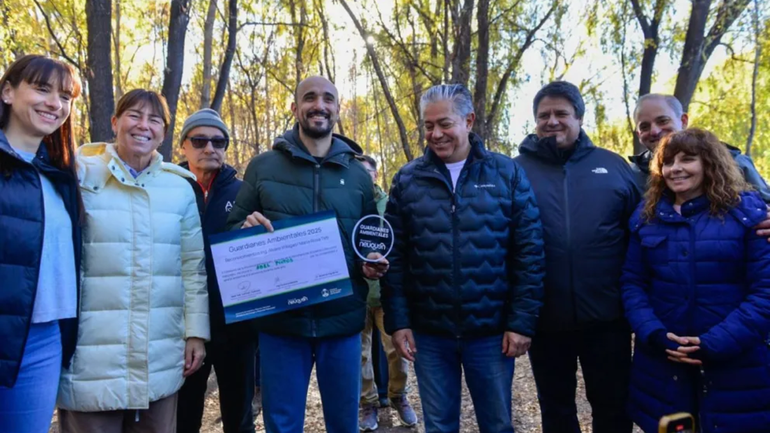Abel Pintos recibió la distinción de manos de Rolando Figueroa y Mariano Gaido en la península Hiroki