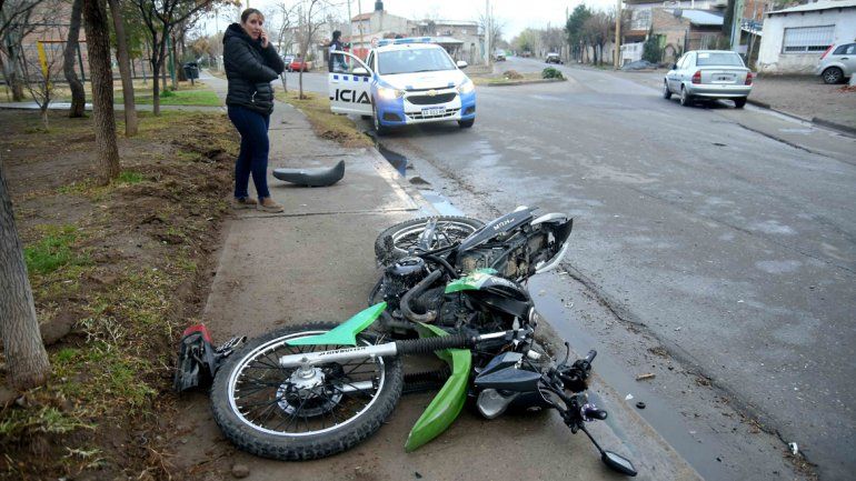 Un motociclista herido tras ser chocado por una camioneta