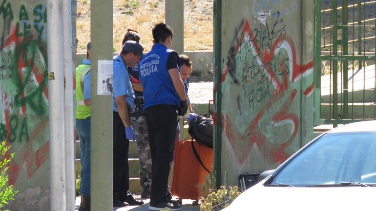 Buscan con perros al autor del crimen del edificio del centro