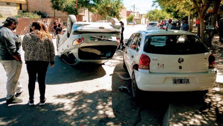 Se asustaron de la Policía, quisieron escapar y volcaron