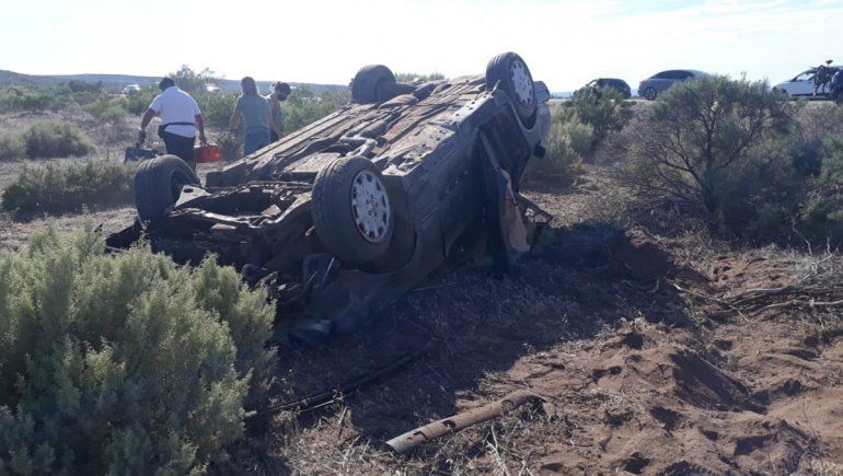 Un auto volcó en la Ruta 237 en el inicio del finde largo