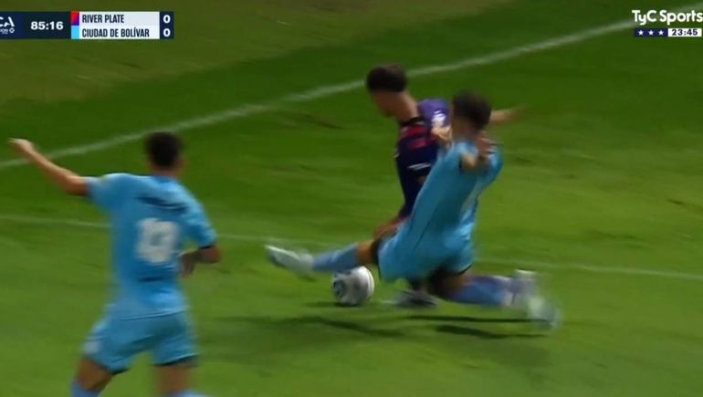 ¿Era penal para River? La polémica decisión arbitral que le dio la victoria a Gallardo y reclamó todo Ciudad Bolivar