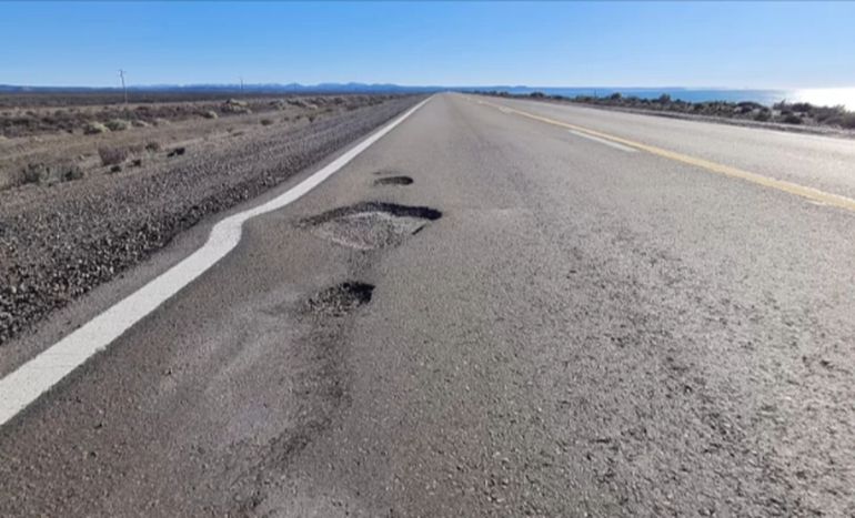 A los baches se suman las deformaciones del asfalto en la ruta 3. A los baches se suman las deformaciones del asfalto en la ruta 3.