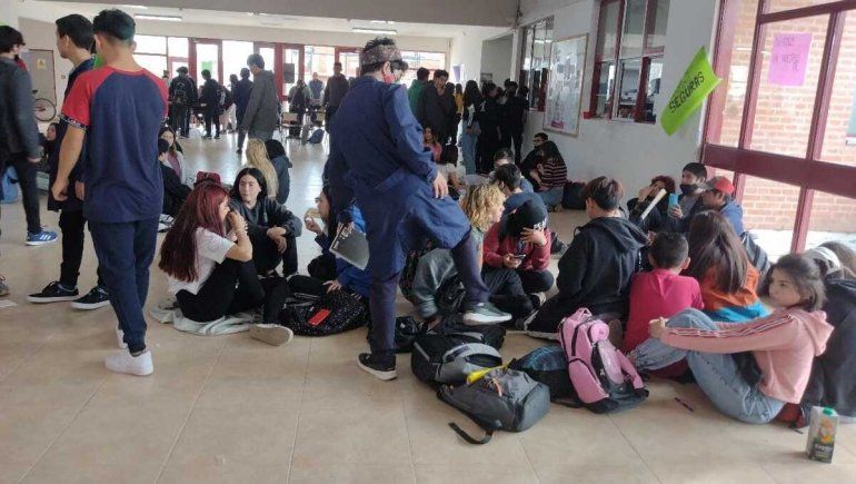 Estudiantes denuncian acoso de compañeros: les sacan fotos y las comparten