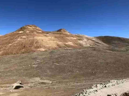 Área de interés de 4 km² cubierta por la encuesta MT-IP entre Cerro Campamento y Cerro Cuarto, principal blanco de la perforación profunda. Fuente: Orvana Minerals. Área de interés de 4 km² cubierta por la encuesta MT-IP entre Cerro Campamento y Cerro Cuarto, principal blanco de la perforación profunda. Fuente: Orvana Minerals.