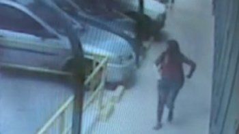 La captura de la cámara donde se ve a la joven ingresando al súper.