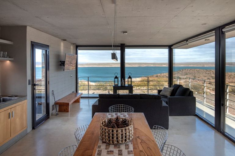 Las auténticas cabañas Terrazas del Chocón tienen vista al lago. Las auténticas cabañas Terrazas del Chocón tienen vista al lago.