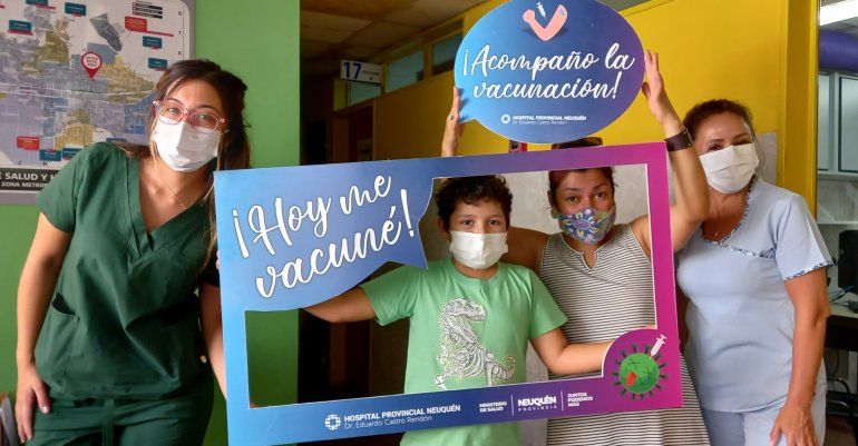 Vacunan a niños y adolescentes en el Castro Rendón
